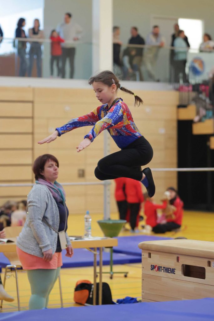 Nele Steinheimer beim Hocksprung vom Kasten