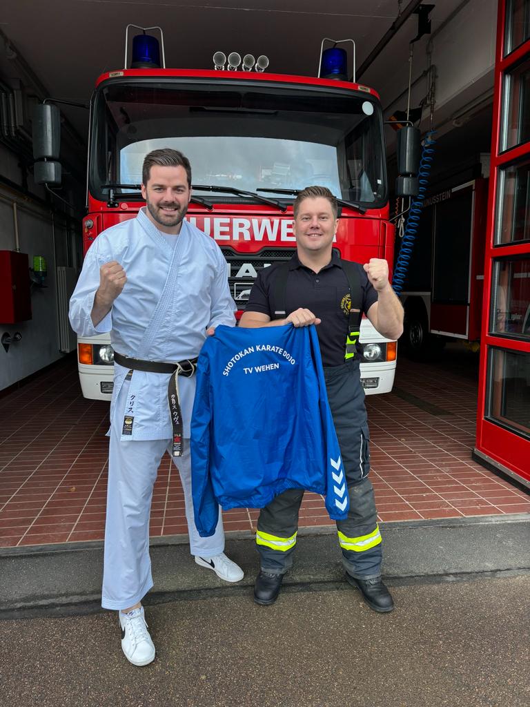 Trainer Chris Hörnberger mit Bastian Usinger, Vorsitzender der Freiwilligen Feuerwehr Wehen