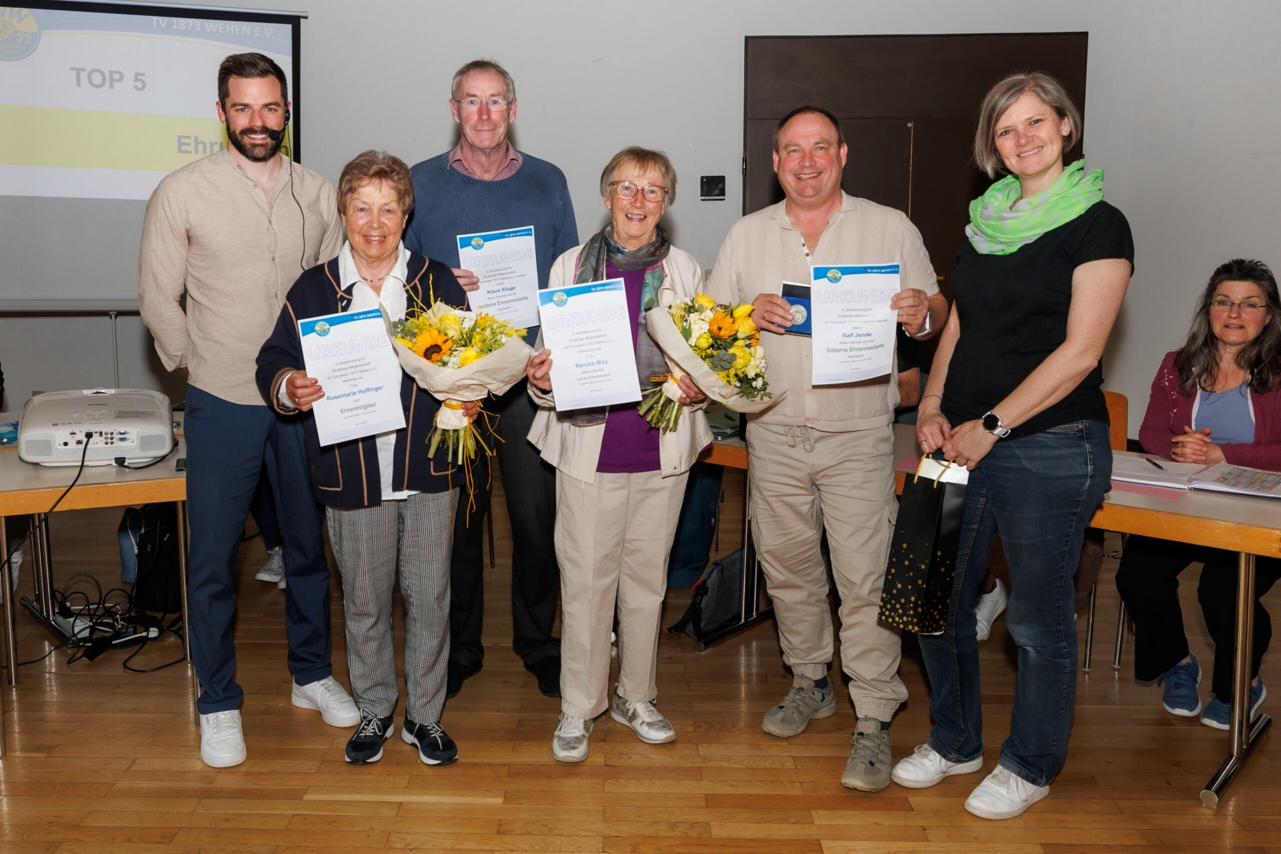 Bild 1: Ehrungen der Mitglieder. Anwesende vlnr: Chris Hörnberger (1. Vorsitzender), Rosemarie Hoffinger (50 Jahre), Klaus Kluge (40 Jahre), Renate May ( 70 Jahre), Ralf Jende (25 Jahre), Corinna Körner (2. Vorsitzende) Foto: Frank Schuppelius